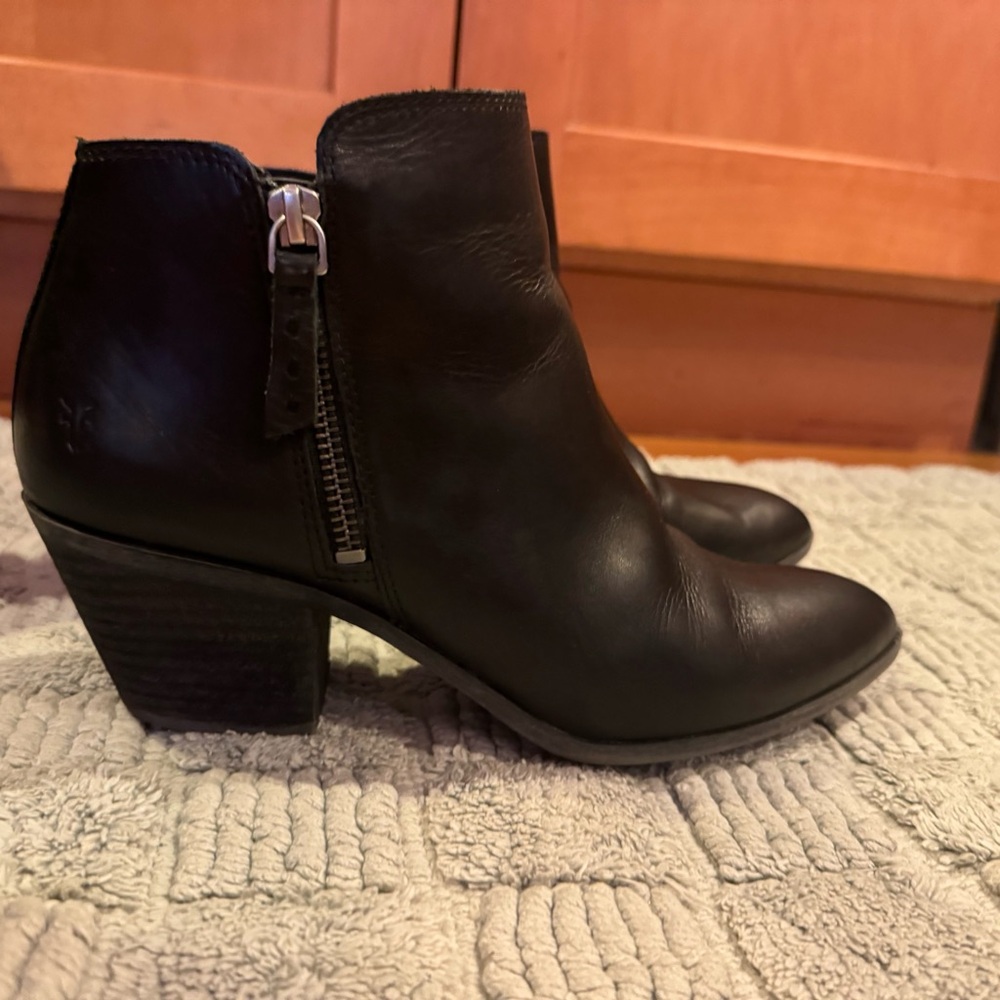 FRYE Women's Judith Zip Bootie Leather Ankle Zip Boot size 8